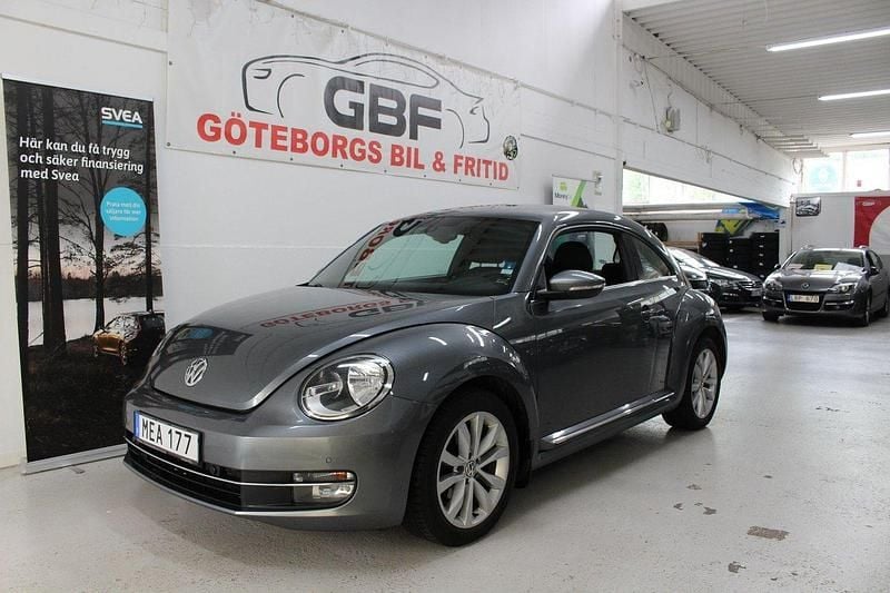 Mörkgrå Begagnad 2011 VW Beetle Halvkombi | 74 900 kr (Marknadspris) - Bild 1/3