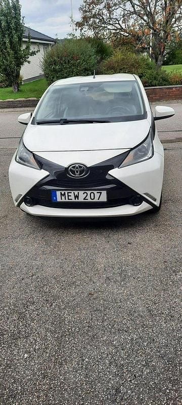Vit Begagnad 2016 Toyota Aygo Halvkombi | 59 000 kr (Bra pris) - Bild 1/4
