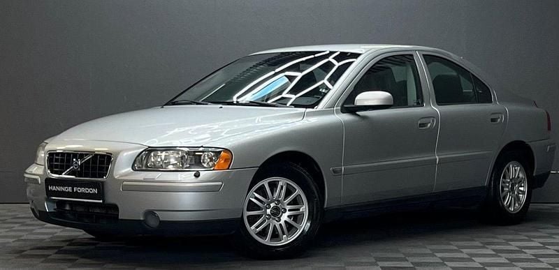 Ljusgrå (grå) Begagnad 2006 Volvo S60 Sedan | 69 900 kr (Dyr) - Bild 1/4