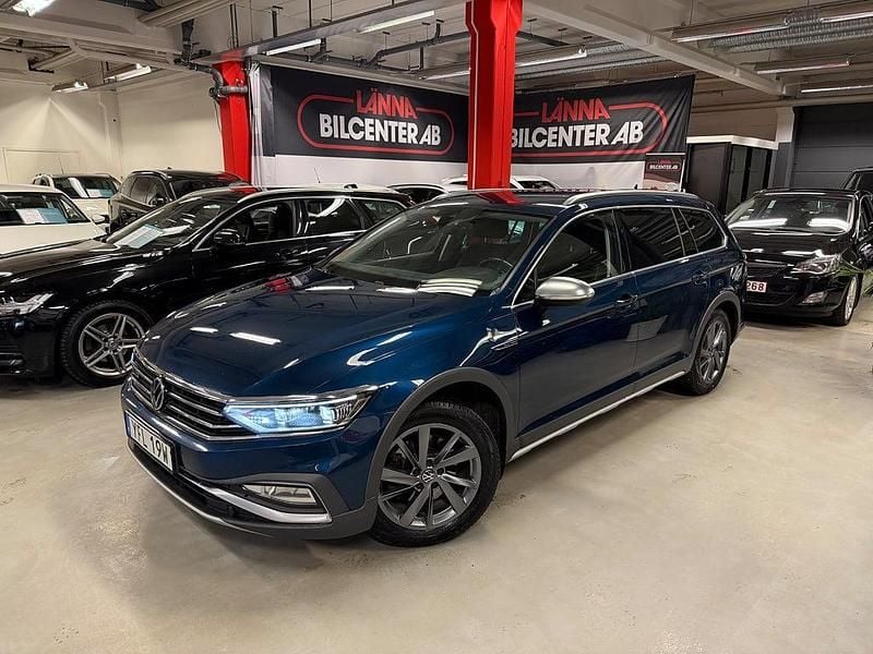 Blå metallic Begagnad 2020 VW Passat Alltrack Kombi | 219 000 kr (Marknadspris) - Bild 1/4