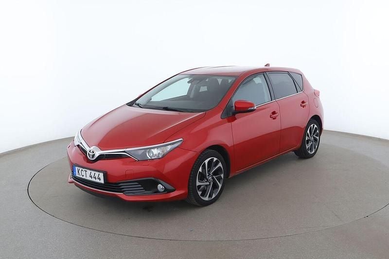Mörkröd Begagnad 2015 Toyota Auris Active Halvkombi | 96 000 kr (Marknadspris) - Bild 1/4