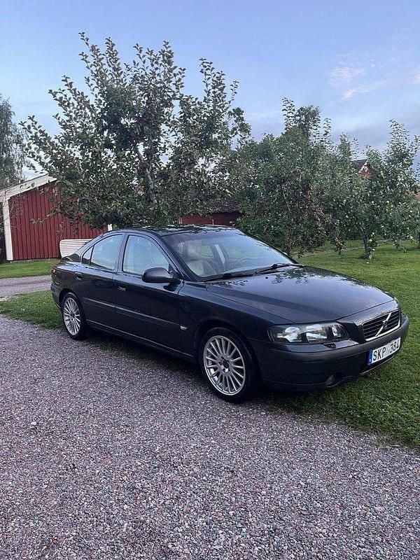 Grå Begagnad 2001 Volvo S60 Business Edition Sedan | 22 000 kr (Marknadspris) - Bild 1/4