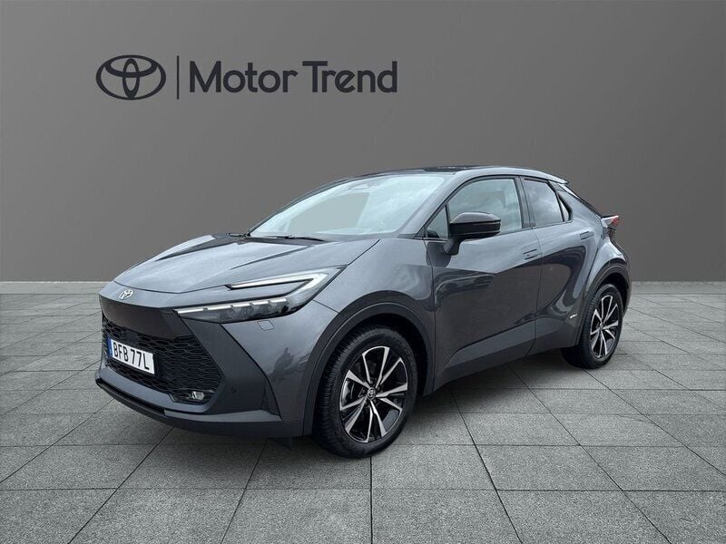 Mörkgrå (grå) Ny 2025 Toyota C-HR Style SUV | 424 900 kr (Marknadspris) - Bild 1/4