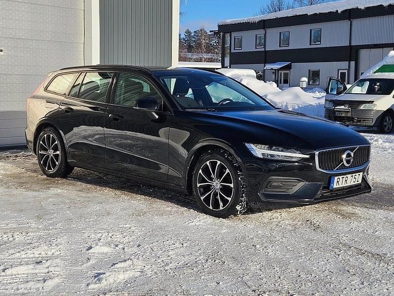Begagnad Volvo V60 Momentum 150 HK (110 kW) 2020 Svart Kombi