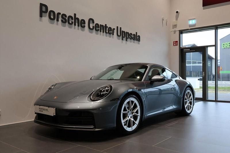 Grå Ny 2024 Porsche 911 Carrera Sportkupé | 1 535 000 kr (Bra pris) - Bild 1/4