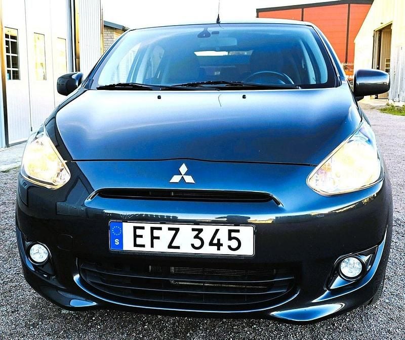 Mörkgrå (grå) Begagnad 2013 Mitsubishi Space Star Kombi | 72 500 kr (Marknadspris) - Bild 1/4
