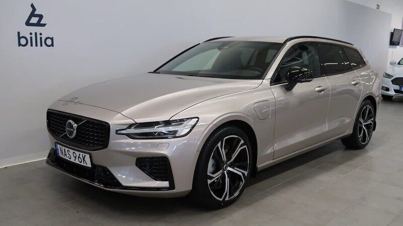 Grå Ny 2024 Volvo V60 Plus Kombi | 606 900 kr - Bild 1/4