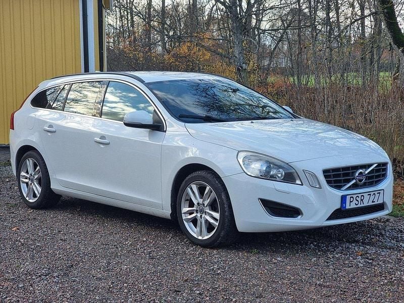 Vit Begagnad 2013 Volvo V60 Kombi | 92 000 kr (Bra pris) - Bild 1/4
