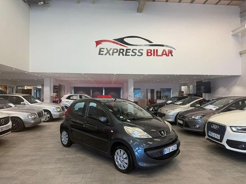Grå Begagnad 2008 Peugeot 107 Halvkombi | 29 900 kr (Marknadspris) - Bild 1/4