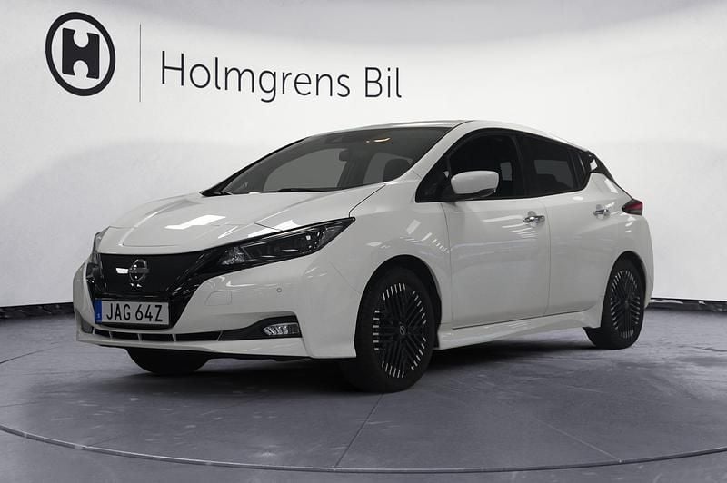 Vit Begagnad 2023 Nissan Leaf 360º Halvkombi | 199 900 kr (Lite dyr) - Bild 1/4