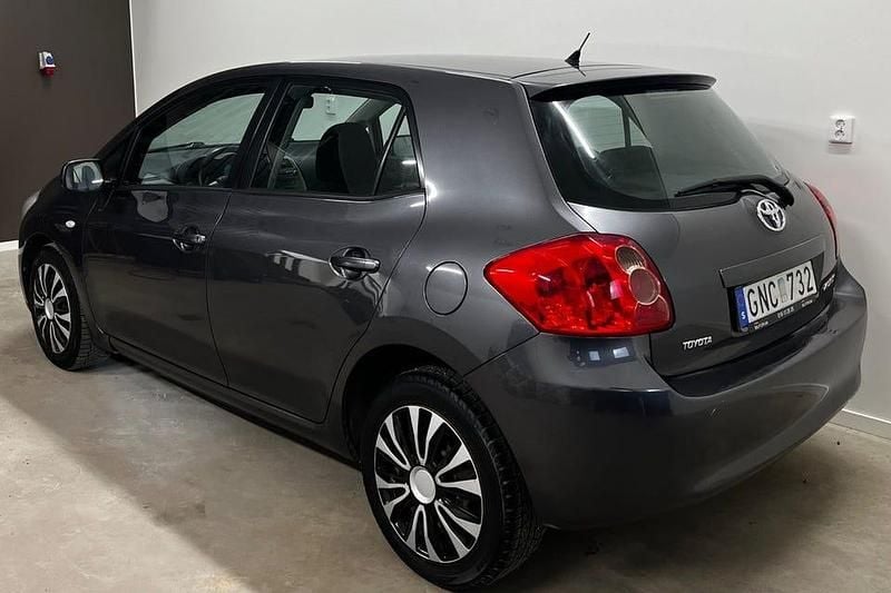 Begagnad Toyota Auris 124 HK (91 kW) 2007 Grå Halvkombi