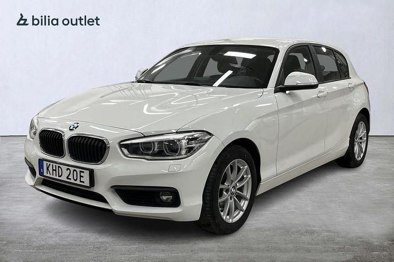 Vit Begagnad 2019 BMW 120 Advantage Halvkombi | 189 900 kr (Superpris) - Bild 1/3