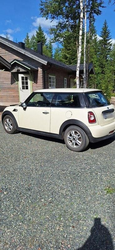 Vit Begagnad 2014 Mini ONE Halvkombi | 60 000 kr (Marknadspris) - Bild 1/4