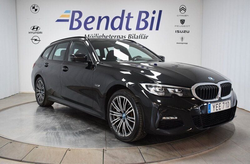 Svart Begagnad 2021 BMW 330e M Sport Kombi | 349 500 kr (Marknadspris) - Bild 1/3