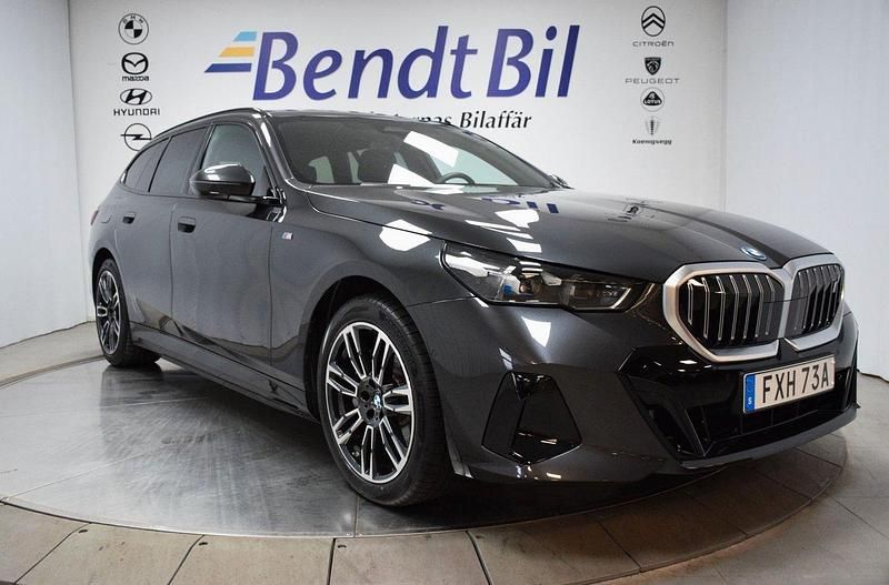 Sophisto grey brilliant effect Begagnad 2024 BMW i5 M Sport Sedan | 719 500 kr (Superpris) - Bild 1/3