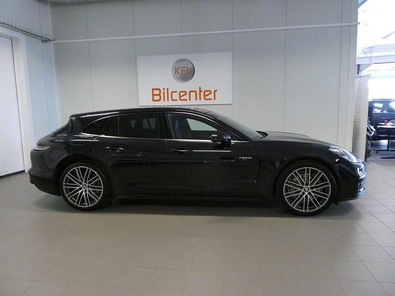 Begagnad Porsche Panamera 4 Sport Turismo 462 HK (339 kW) 2021 Svart Sedan