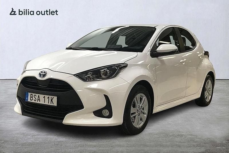 Vit Begagnad 2023 Toyota Yaris Hybrid Active Halvkombi | 199 900 kr (Marknadspris) - Bild 1/3