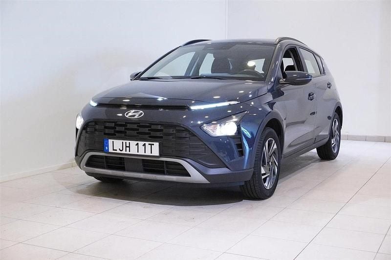 Grå Begagnad 2023 Hyundai Bayon Essential SUV | 179 900 kr (Bra pris) - Bild 1/4