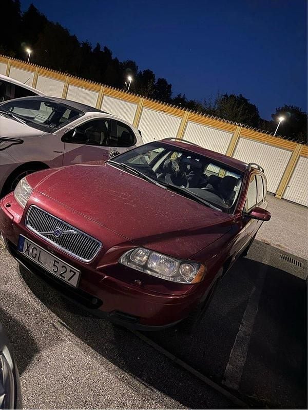 Röd Begagnad 2006 Volvo V70 Business Edition Kombi | 29 900 kr (Marknadspris) - Bild 1/2
