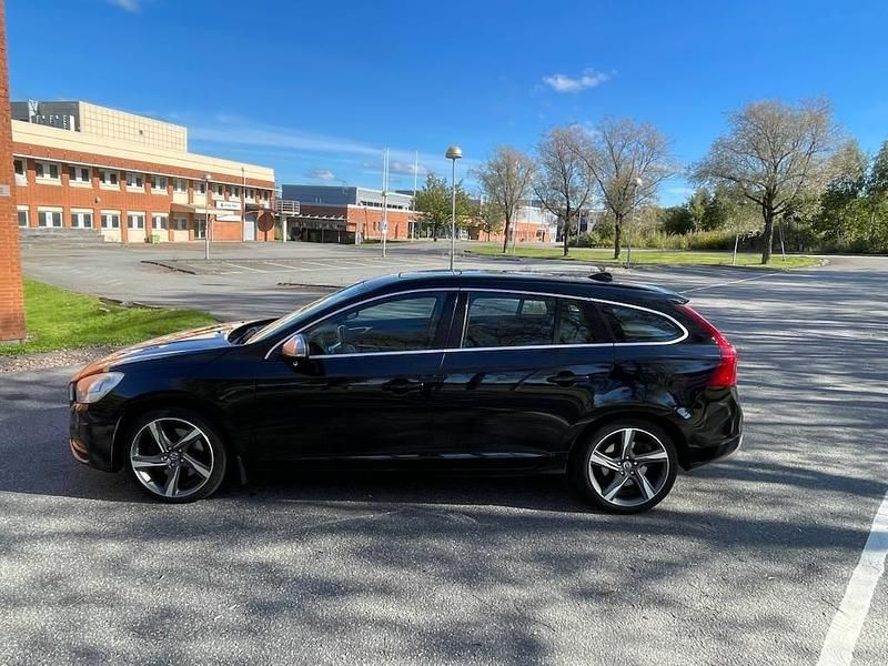 Svart Begagnad 2012 Volvo V60 R-Design Kombi | 125 000 kr (Bra pris) - Bild 1/4