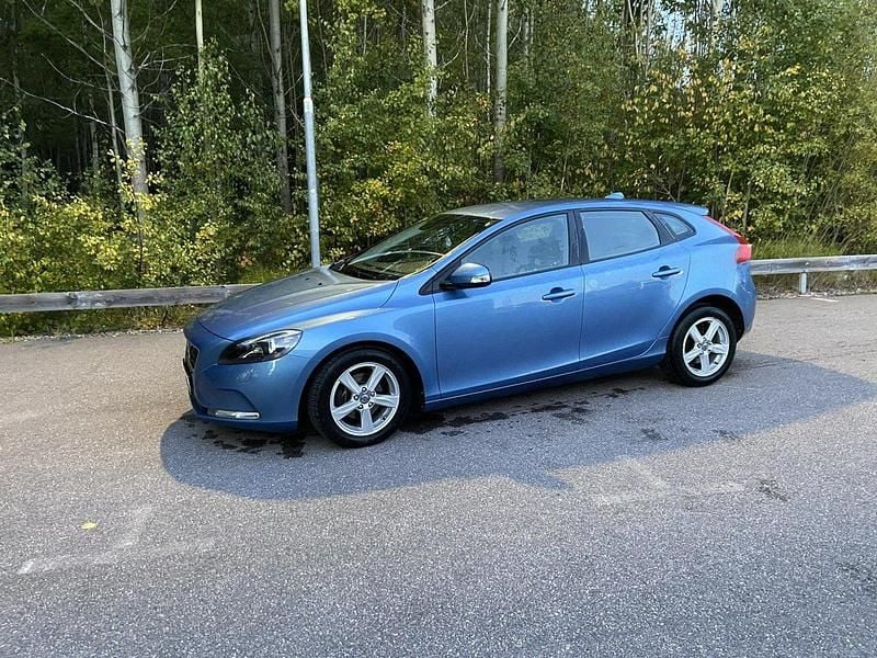 Blå Begagnad 2016 Volvo V40 Kinetic Kombi | 115 000 kr (Bra pris) - Bild 1/4