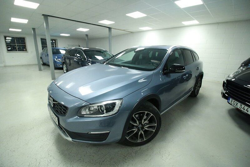 Blå Begagnad 2017 Volvo V60 CC Summum Kombi | 214 800 kr (Bra pris) - Bild 1/4