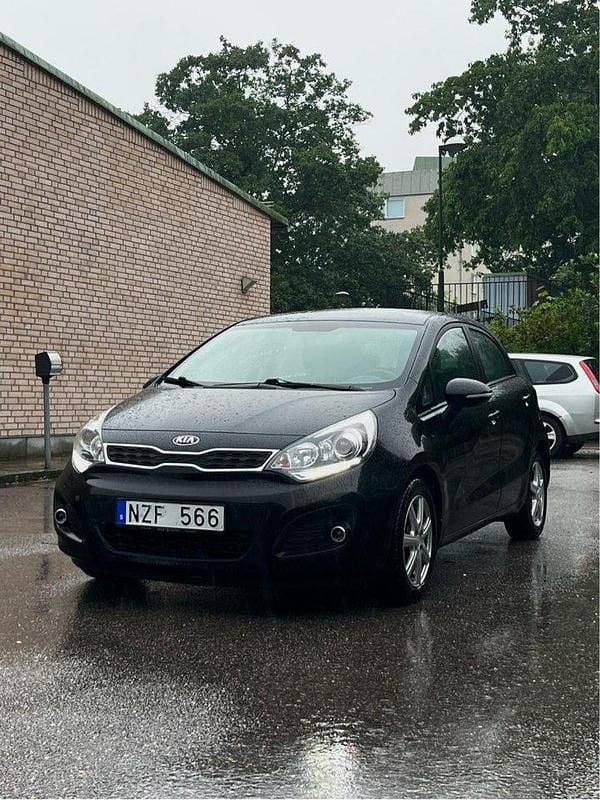 Svart Begagnad 2014 Kia Rio Halvkombi | 59 999 kr (Marknadspris) - Bild 1/4