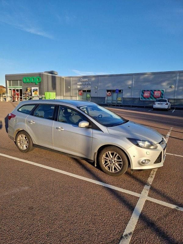 Grå Begagnad 2013 Ford Focus Titanium Kombi | 34 000 kr (Bra pris) - Bild 1/4