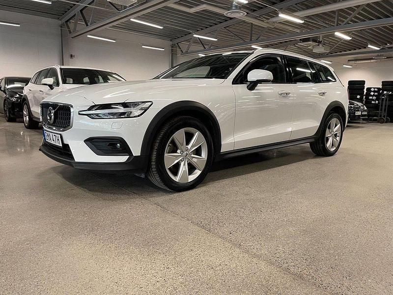 Vit Begagnad 2021 Volvo V60 CC Momentum Kombi | 324 900 kr (Marknadspris) - Bild 1/4