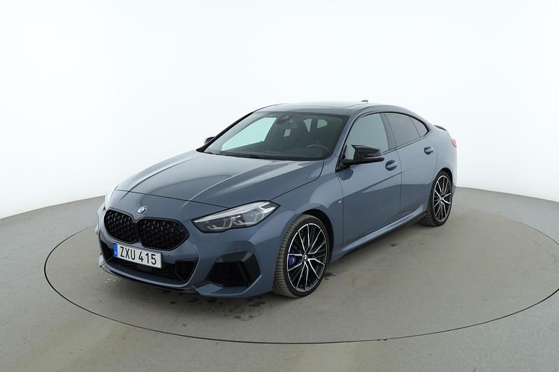 Mörkgrå Begagnad 2020 BMW M235 Sportkupé | 370 000 kr (Marknadspris) - Bild 1/4