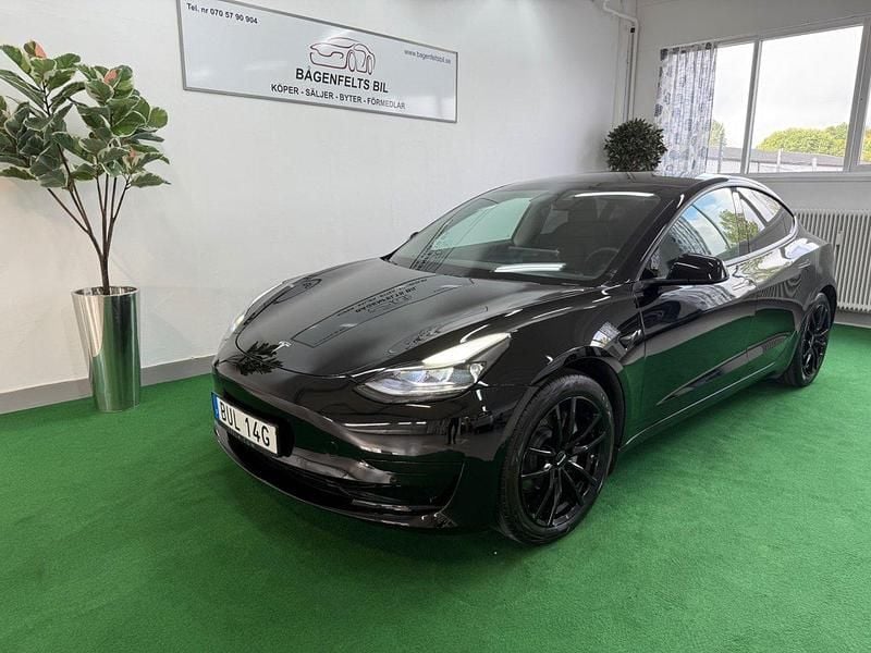 Svart Begagnad 2021 Tesla Model 3 Standard Range Plus Sedan | 295 000 kr (Marknadspris) - Bild 1/4