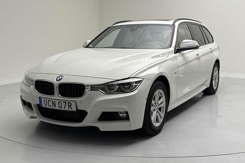 Vit Begagnad 2019 BMW 320 M Sport Kombi | 268 800 kr (Superpris) - Bild 1/4