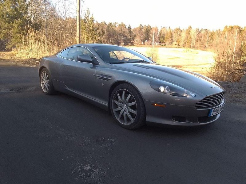 Ljusgrå (grå) Begagnad 2005 Aston Martin DB9 Sportkupé | 449 000 kr - Bild 1/4
