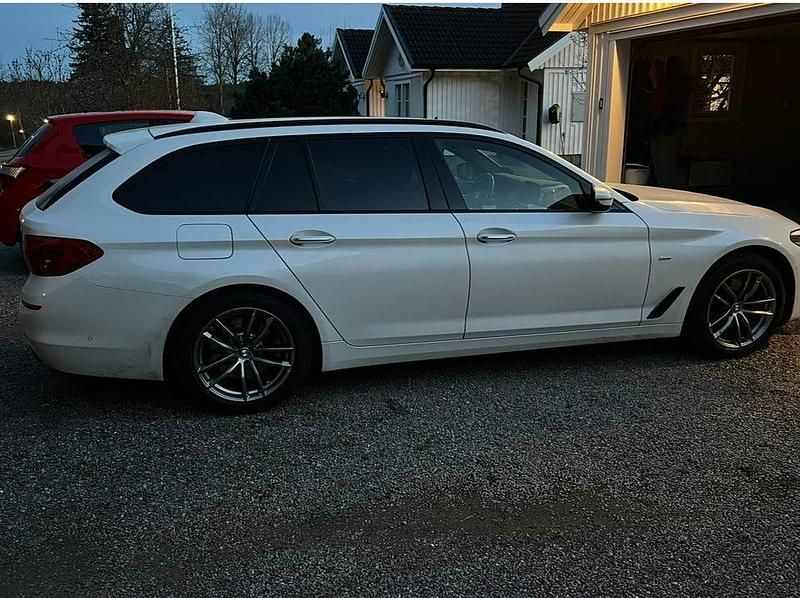 Pärlemovit Begagnad 2018 BMW 520 Kombi | 240 000 kr (Marknadspris) - Bild 1/1