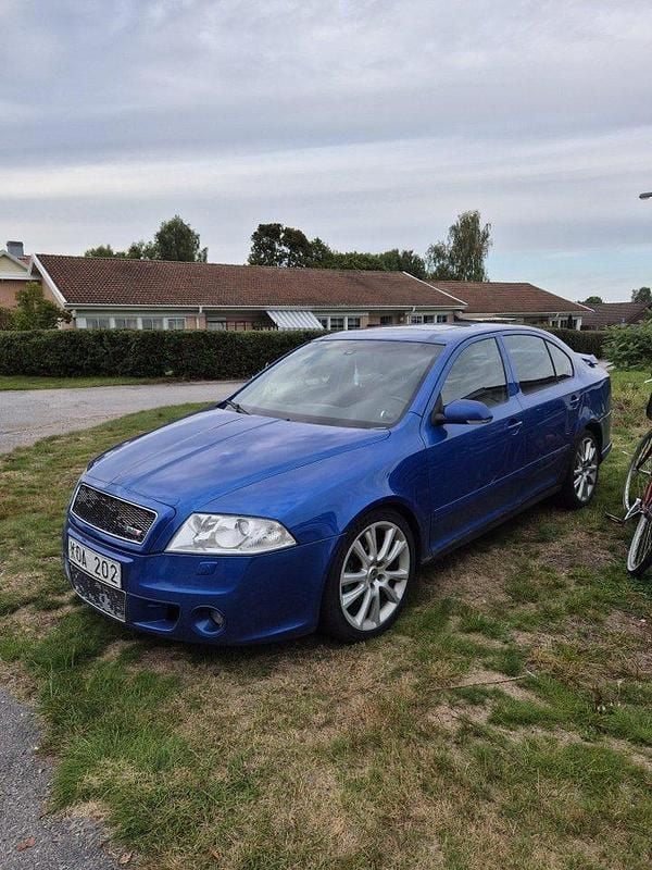 Blå Begagnad 2006 Skoda Octavia RS Halvkombi | 39 900 kr (Marknadspris) - Bild 1/2
