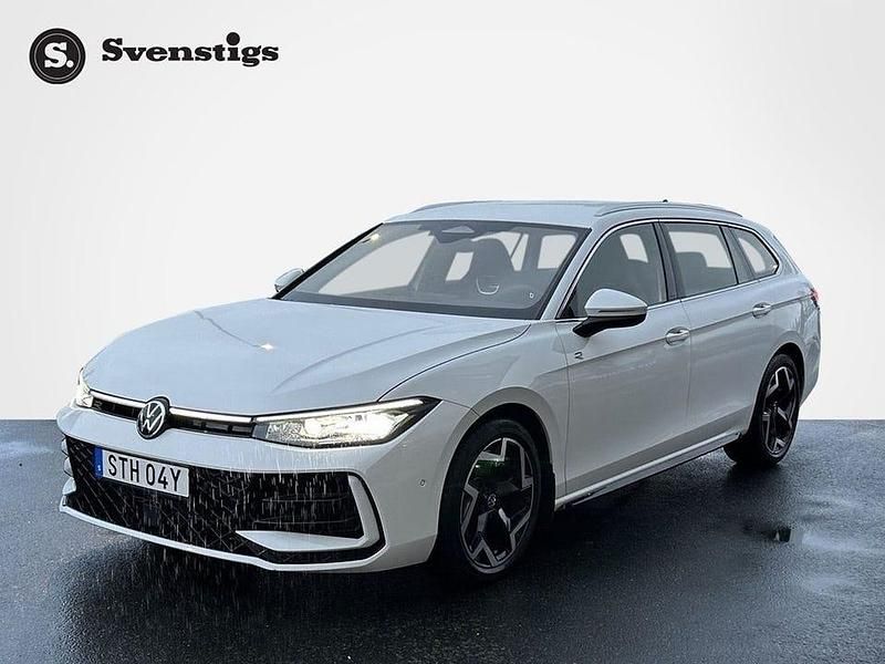 Vit Begagnad 2025 VW Passat R-line Kombi | 389 500 kr (Dyr) - Bild 1/4
