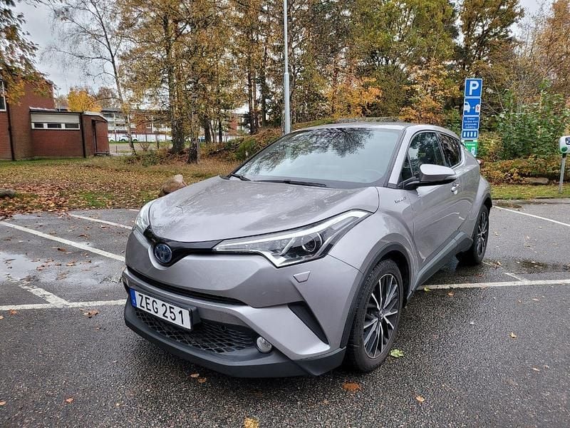 Grå Begagnad 2018 Toyota C-HR SUV | 188 000 kr (Lite dyr) - Bild 1/4