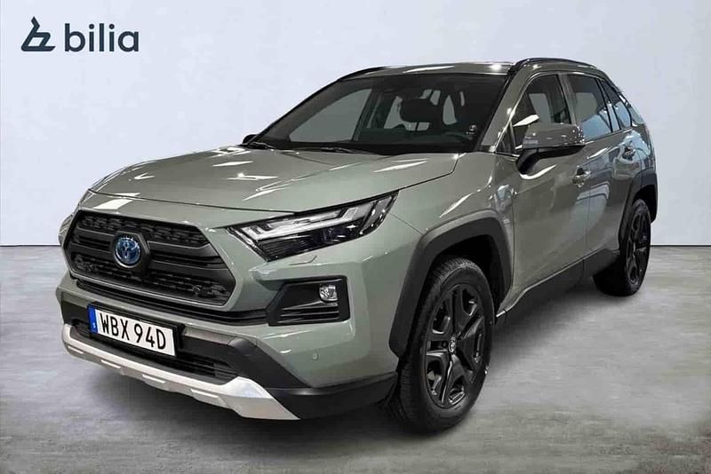 Grön Begagnad 2025 Toyota RAV4 Hybrid SUV | 459 900 kr - Bild 1/1