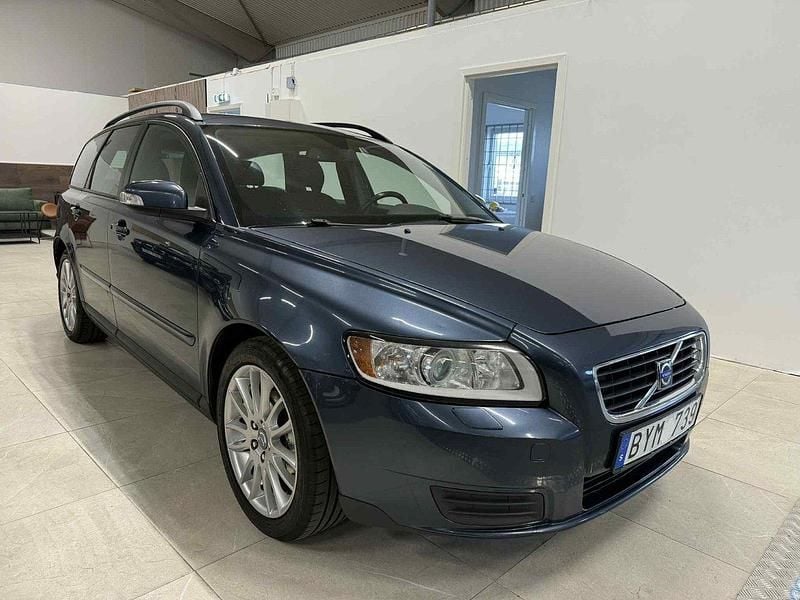 Blå Begagnad 2008 Volvo V50 Kinetic Kombi | 29 900 kr (Marknadspris) - Bild 1/4