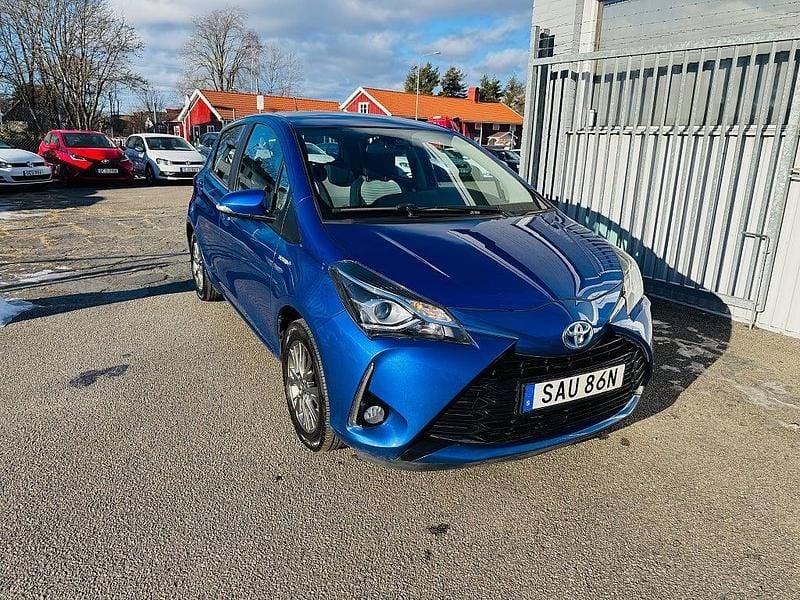 Blå metallic Begagnad 2019 Toyota Yaris Hybrid Active Halvkombi | 139 900 kr (Marknadspris) - Bild 1/4