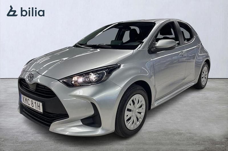 Silver Begagnad 2025 Toyota Yaris Hybrid Life Halvkombi | 239 900 kr (Bra pris) - Bild 1/3