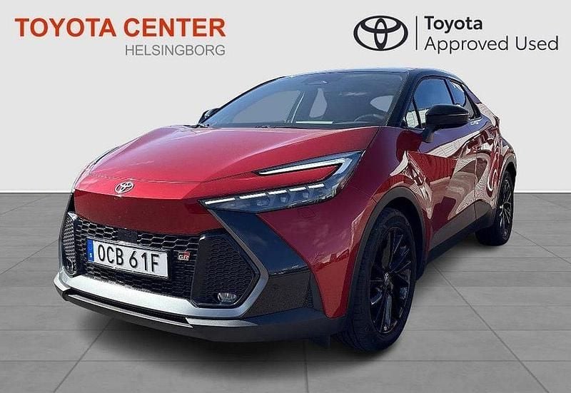 Röd Begagnad 2024 Toyota C-HR Sport SUV | 429 900 kr (Marknadspris) - Bild 1/3