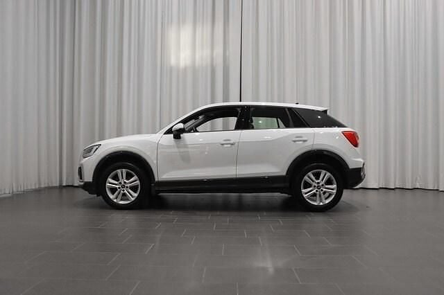 Begagnad Audi Q2 Advanced Plus 150 HK (110 kW) 2023 Glaciärvit metallic SUV