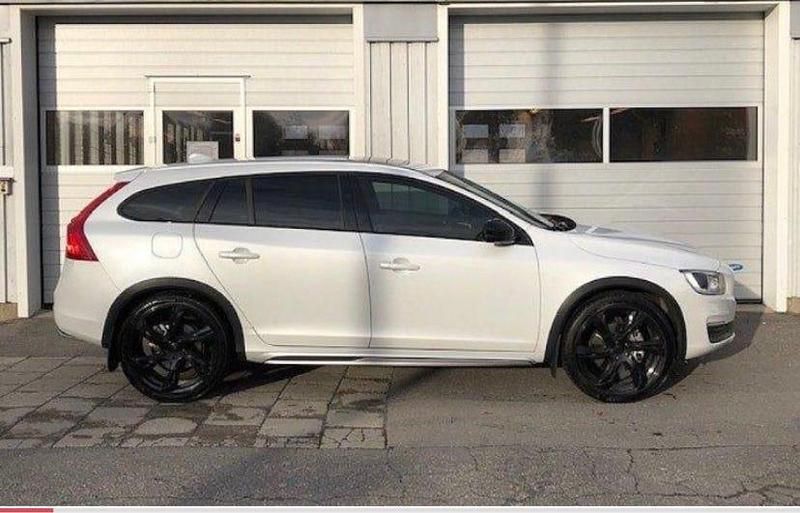 White pearl Begagnad 2016 Volvo V60 CC Kombi | 150 000 kr - Bild 1/3