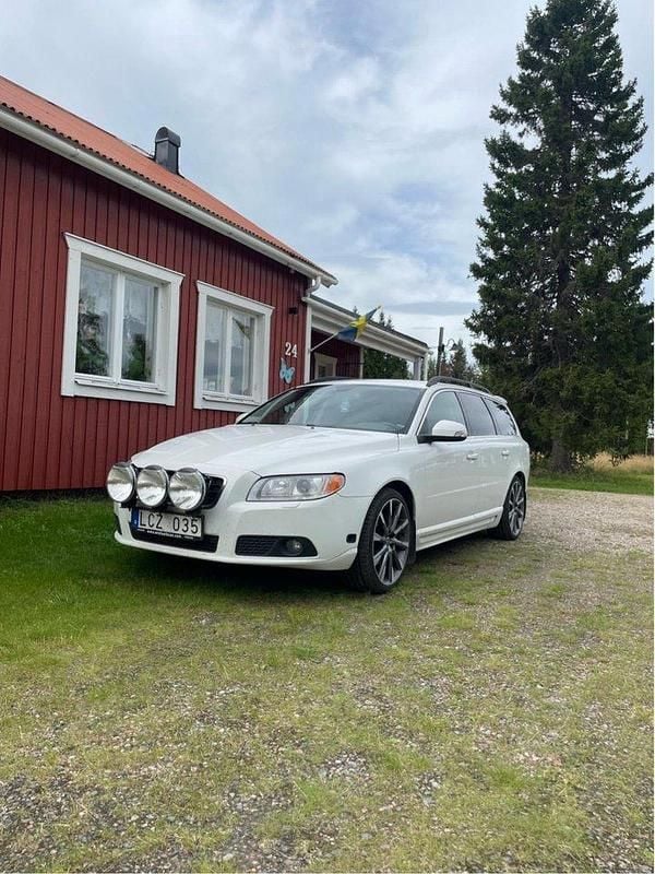 Vit Begagnad 2011 Volvo V70 Momentum Kombi | 55 000 kr (Bra pris) - Bild 1/4