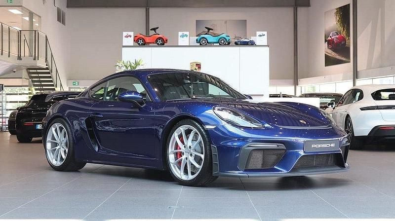 Mörkblå Begagnad 2021 Porsche 718 Cayman GT4 Sportkupé | 1 169 000 kr (Marknadspris) - Bild 1/4