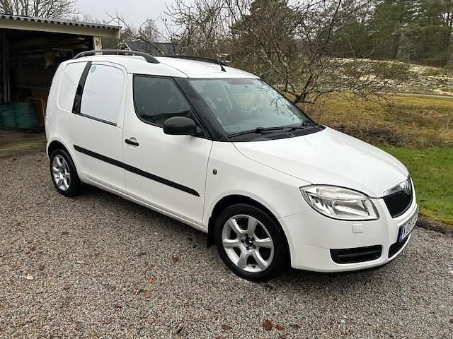Vit Begagnad 2010 Skoda Roomster Minibuss | 24 900 kr - Bild 1/4