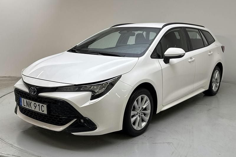 Vit Begagnad 2023 Toyota Corolla Active Kombi | 256 000 kr (Marknadspris) - Bild 1/4
