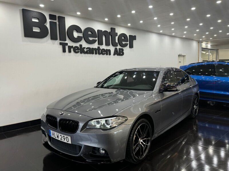 Grå Begagnad 2016 BMW 520 M Sport Sedan | 249 900 kr (Dyr) - Bild 1/4