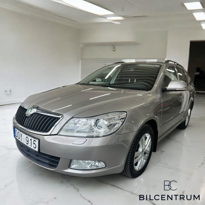 Ljusbrun (brun) Begagnad 2013 Skoda Octavia Elegance Kombi | 84 900 kr (Bra pris) - Bild 1/4